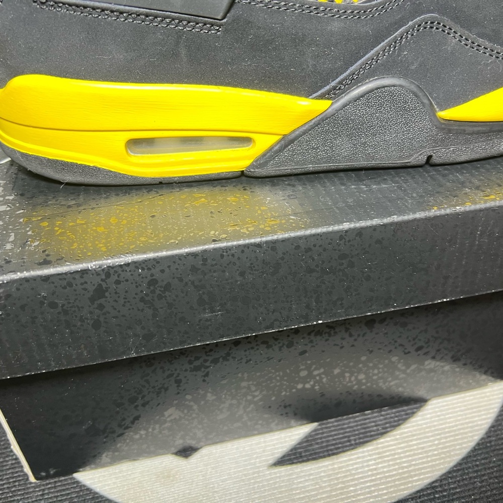 Jordan 4s Thunder - Picture 6 of 8